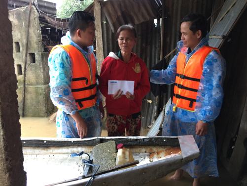Đồng chí Trần Xuân Anh - Phó Bí thư Tỉnh đoàn (bên phải) và đại diện Báo Thanh niên đến thăm và tặng quà cho các hộ gia đình khó khăn bị ảnh hưởng bởi lũ lụt